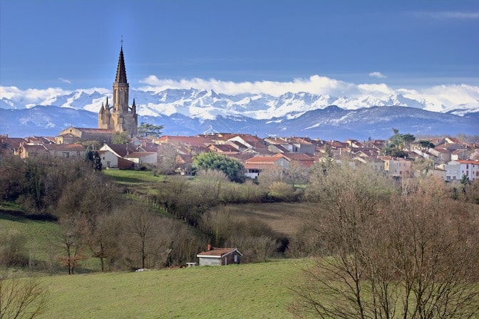 boulogne sur gesse
town and pyrenees