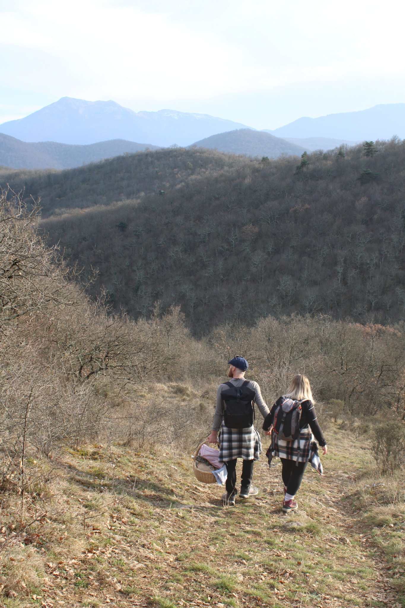 Couple randonnée Régades avec vue sur Cagire