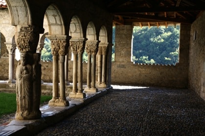 Claustro románico de la catedral de Sainte-Marie de Saint-Bertrand de Comminges