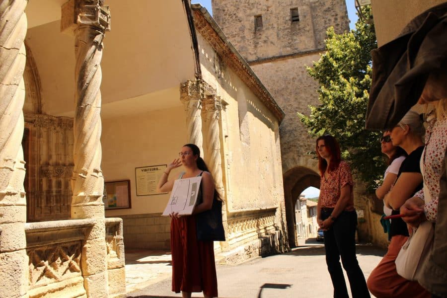 Grupo durante una visita guiada al pueblo de Aurignac, iglesia de Saint-Pierre aux Liens
